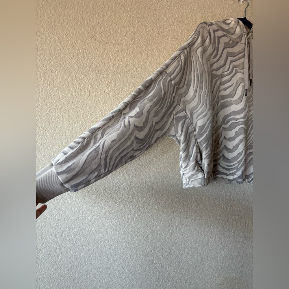 Sweaty Betty Essentials Hoodie Zebra Pullover Boxy Cropped Sweatshirt, XXL Gray - Picture 5 of 10